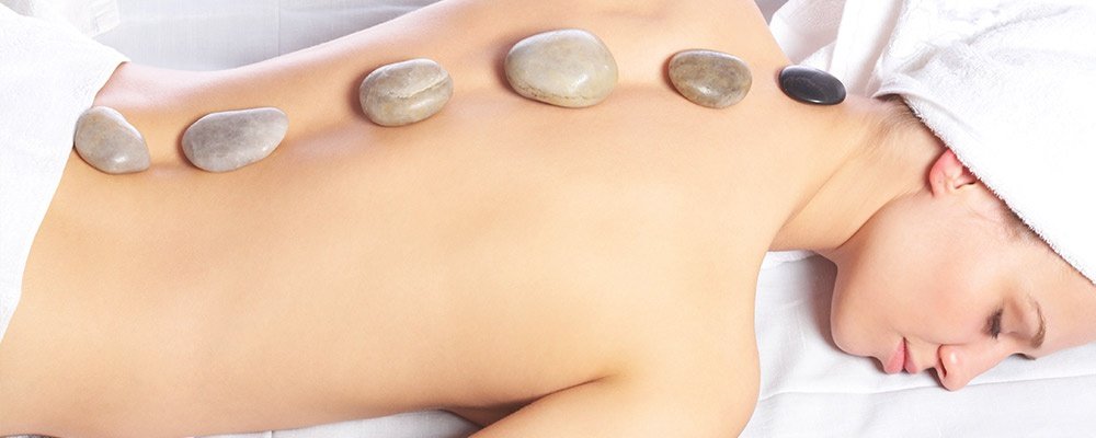 Hotstonemassage nu € 60,00 bij schoonheidssalon Beauty By Lauren Den Haag